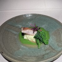 古我邸 - メインの魚は緑と茶色の凝ったソース