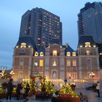 ガストロノミー ジョエル・ロブション - 夜も綺麗です。