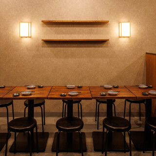 "Chic Atmosphere: Popular Open and Private Seating for Everyone!"