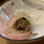 中国料理 焼売の〇山 - 水餃子割ってみた　（スミマセン）