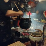 酒庵 五醍 - 温燗は囲炉裏のそばで吊るされた瓶から注いでくれる