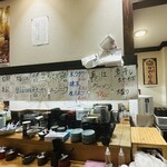 肉マシ鉄板食堂 - 【店内＝メニュー表】