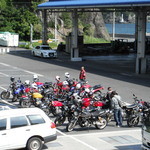 愛南 市場食堂 - カラフルな駐車場、総勢２２台。