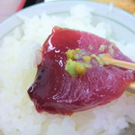 愛南 市場食堂 - 甘い刺身醤油つけてご飯に乗せてからいただきます。