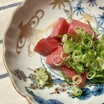 紀ノ国屋 インターナショナル - まぐろぶつに九条ねぎを添えて。