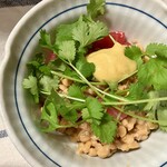 紀ノ国屋 - まぐろ納豆パクチー添え。