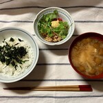 紀ノ国屋 - まぐろ納豆＋ばら海苔ごはん＋豆腐となめこの味噌汁。