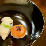 懐石 山よし - 左側　飯椀は松茸とサーモンの手毬寿司。その可愛らしさにほっこり♡