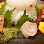 旬香創新 酔鶏 - お刺身盛り合わせ、白身魚の装飾盛り付け等