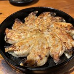 個室 串天 鮮魚 二十四区 - 鉄板餃子　熱々　味付きです