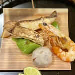 懐石 山よし - まな鰹の幽庵味噌焼き、車海老、焼き松茸、石川芋、万願寺唐辛子。酢橘をしぼっていただきます。特にまな鰹の幽庵焼きが美味しかったなぁ♡