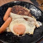 焼肉 くいしん坊 - ハンバーグステーキ1,000円
目玉焼きとソーセージ付き