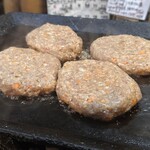 焼肉 くいしん坊 - ハンバーグステーキ1,000円
目玉焼きとソーセージ付き