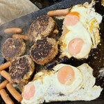 焼肉 くいしん坊 - ハンバーグステーキ1,000円
目玉焼きとソーセージ付き