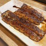 かぶと - 蒲焼き（手前：養殖、奥：浜名湖天然