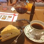 カフェ・ド・ペラゴロ - ケーキセット(⌒▽⌒)
      このお店はパンケーキが売りだと思うので王道パンケーキって言うのも注文してみました。どちらも美味しかった〜ただ、セットにしないと、パンケーキ＋オレンジジュースで980円ってなかなかのお値段