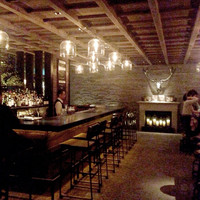 ロウリーズ・ザ・プライムリブ 恵比寿ガーデンプレイス店 - 入って左手側はウェイティングスペース。余裕があれば利用したかった。
