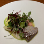 luogo - 函館天然ブリ瞬間燻製カルパッチョ　紅玉と辛味大根のピューレ　大根