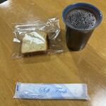 あら宮 - 初期セッティング（「ホット麦茶」＆「きまぐれサービス品（パウンドケーキ）」('◇')ゞ