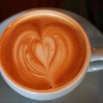 イリヤプラスカフェ - ラテアートが施されたカフェラテ