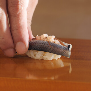 コシヒカリ×赤酢を使用◆羽釜で炊き上げるこだわりのシャリ