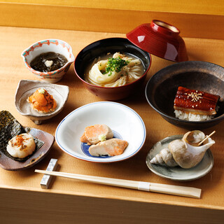 旬のネタを愉しむ鮨に〆のラーメンまで、大将こだわりのコース
