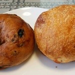 アテスウェイ - ブルーベリーのベーグルとグリュイエルチーズパン