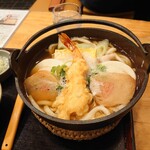 十六文 そば七 - 料理写真:鍋焼きうどん ¥1,650