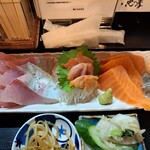魚笑 - まぐろ、カンパチ、赤貝、サーモン、生しらす、ホタテの厚切り6種類