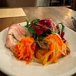 Xató burrata & steak - 前菜　ポルケッタ、人参のラペ、縞アジのエスカベッシュ