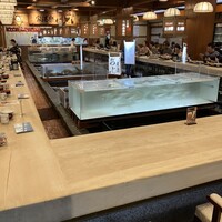 博多料亭 稚加榮 - カウンター前の生簀