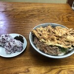 本陣うどん - 料理写真:しそおにぎり¥160   肉ごぼうどん¥730