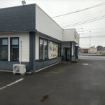 インドアジアンダイニング&バー カリカキッチン - 国道沿い  出入りはしやすい！駐車場も広いので好きなところに止められる。奥の方にも止められるd(ゝω・´○)