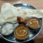 インドアジアンダイニング&バー カリカキッチン - レディースセット1100円  左、日替わり(この日はナスとチキン)  右、シーフード  サラダ、ナン、ライス、チキンティッカ、ドリンク付き