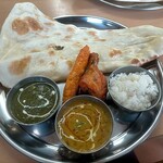 インドアジアンダイニング&バー カリカキッチン - スペシャルセット1340円  左、サグパニール  右、ダル  サラダ、ナン、ライス、シークケバブ、タンドリーチキン、ドリンク付き