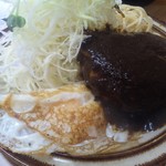 馬場南海 - ハンバーグ定食は、ライスと味噌汁が付き、目玉焼きはサービスで提供されます