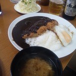 馬場南海 - カツカレーは、味噌汁と山盛りキャベツが付きます