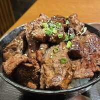 焼肉家 KAZU 神楽坂 - サガリ丼のアップ