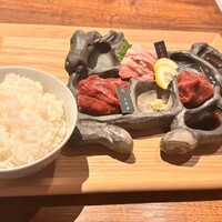 馬刺しと焼き鳥 グルマン三年坂 - 