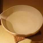 てしま旅館 - 白い器に日本酒を入れます。