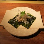 てしま旅館 - 鯛の子をうどのスライスで韓国のり共々頂きます。