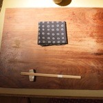 てしま旅館 - 木の食事台です。