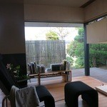 Teshima Ryokan - 中は本やCDがあり、部屋で読めます。