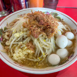 ラーメン二郎 - にんにく少し、脂まし。うずらトッピング。