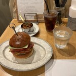 No.18 - ベーコンチーズバーガー、チリビーンズ、アイスコーヒー