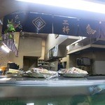 Mimasu - 店内です。ショーケースに出来合いが置いてあります。