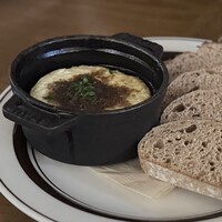 THE THEATRE TABLE - ◉カマンべールのSTAUB焼き　にんにくアンチョビソース　　¥1,800-