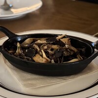 THE THEATRE TABLE - ◉こだわりきのこのSTAUB焼き　トリュフの香り　　¥1,800-