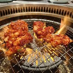 杏樹亭 岸根店 - 「ホルモンみそダレ」を焼肉中…
