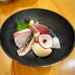 いざかや しん - 写真左上から時計回りの順に、カンパチ、戻り鰹、水烏賊、ホタテ、鰆焼き霜造りになります(o^^o)